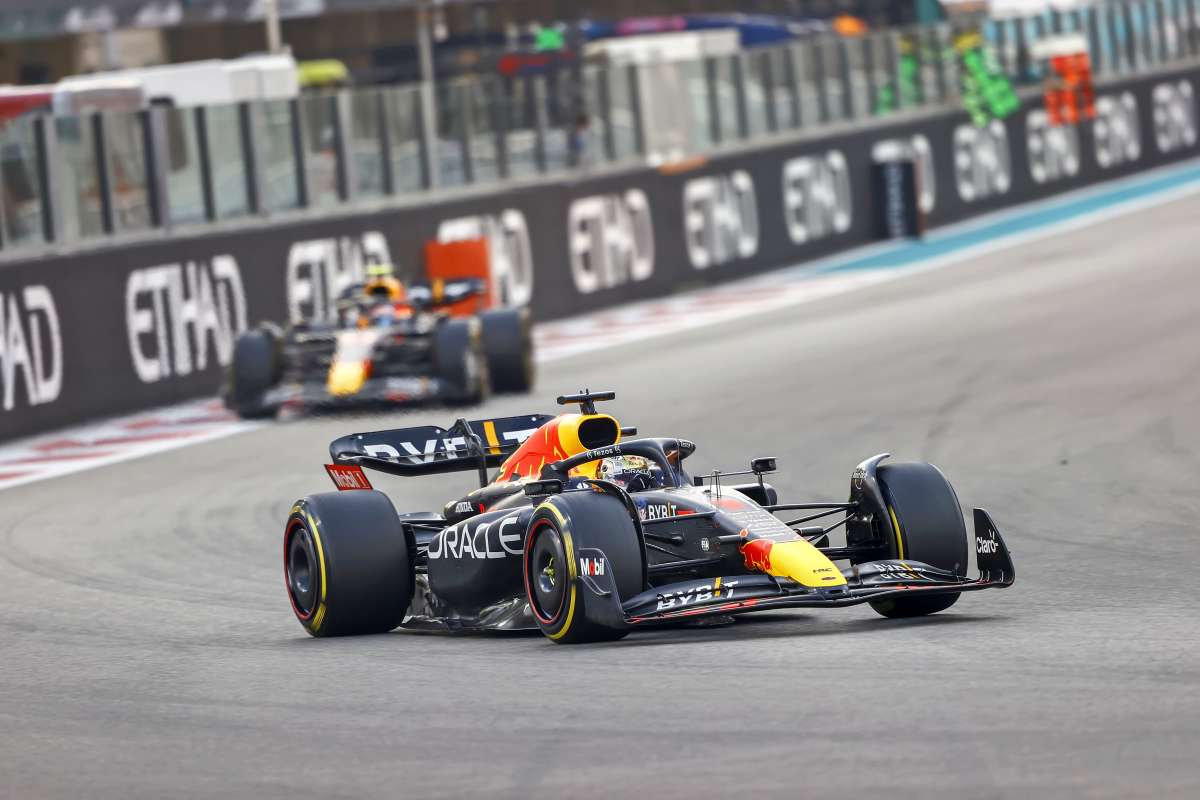 Verstappen wint Grand Prix Abu Dhabi, Pérez finisht achter Leclerc