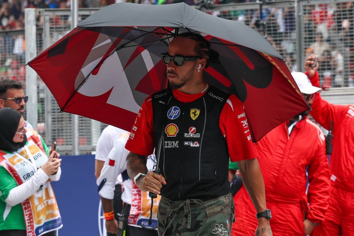 Lewis Hamilton, Ferrari, Umbrella, Malaysia, 2026