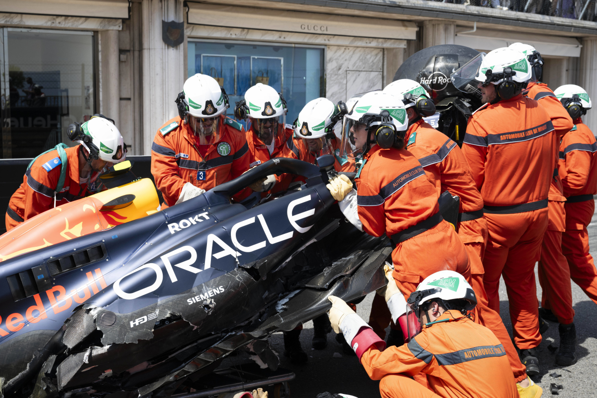 Marshalls poseren na chaotische start en crash in Monaco met wrak van auto Pérez