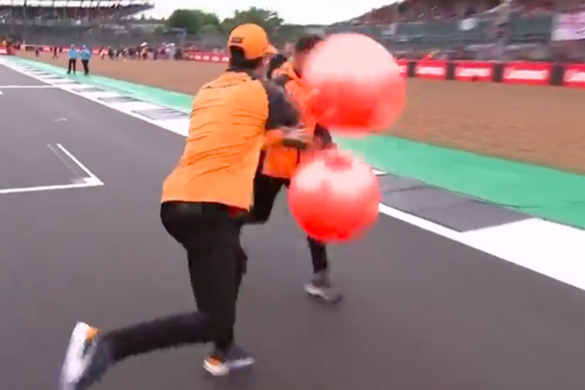 VIDEO: El divertido golpe de Daniel Ricciardo a Norris durante carrera de pelotas