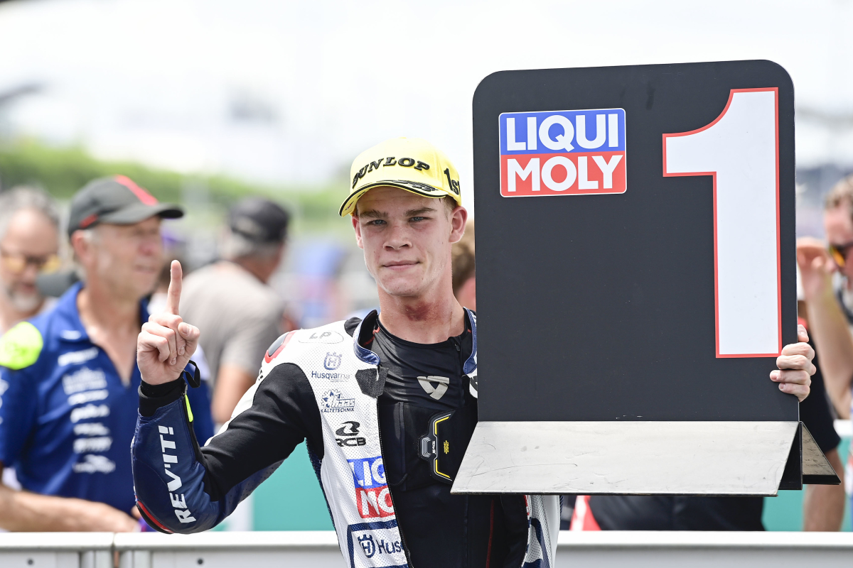 Moto3-coureur Veijer schrijft historie met Grand Prix-zege: "Geen makkelijke race"