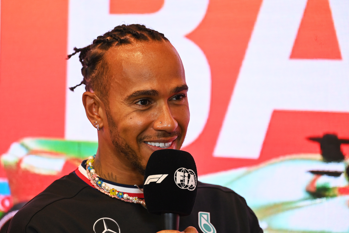 Hamilton gaat sportief om met kritiek op social media: "Sommige reacties zijn erg grappig"