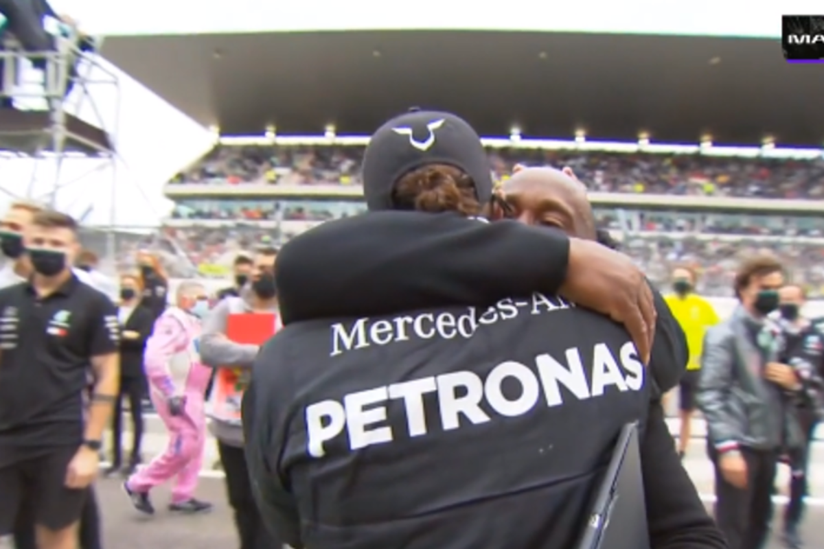 VIDEO: Innige omhelzing van vader en zoon Hamilton na nieuw record