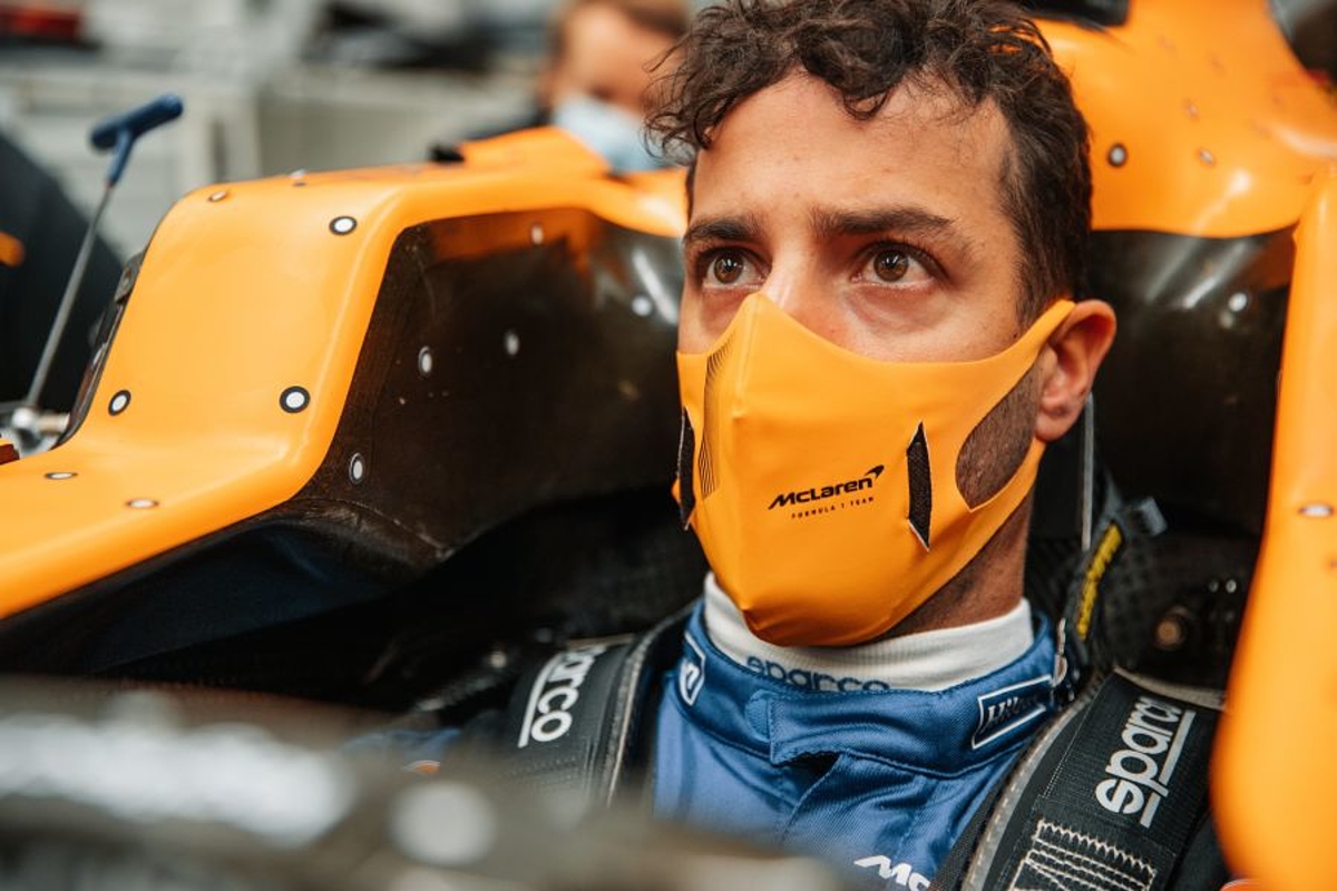In beeld: Daniel Ricciardo stapt voor het eerst in zijn McLaren
