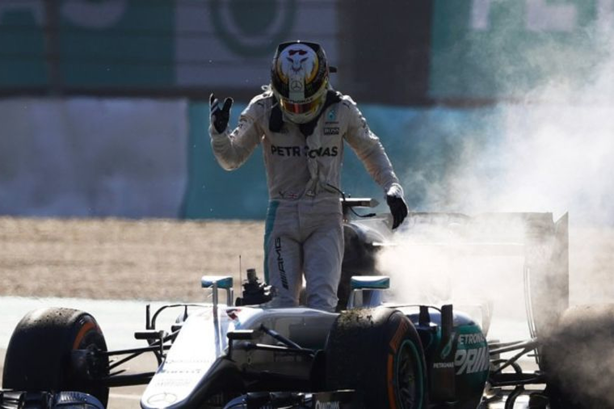 Road to Malaysia #2: Brandende motor kost Hamilton de zege