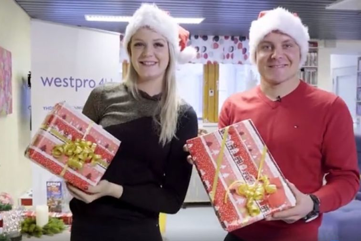 VIDEO: Bottas en zijn vrouw delen kerstcadeaus uit aan zieke kinderen