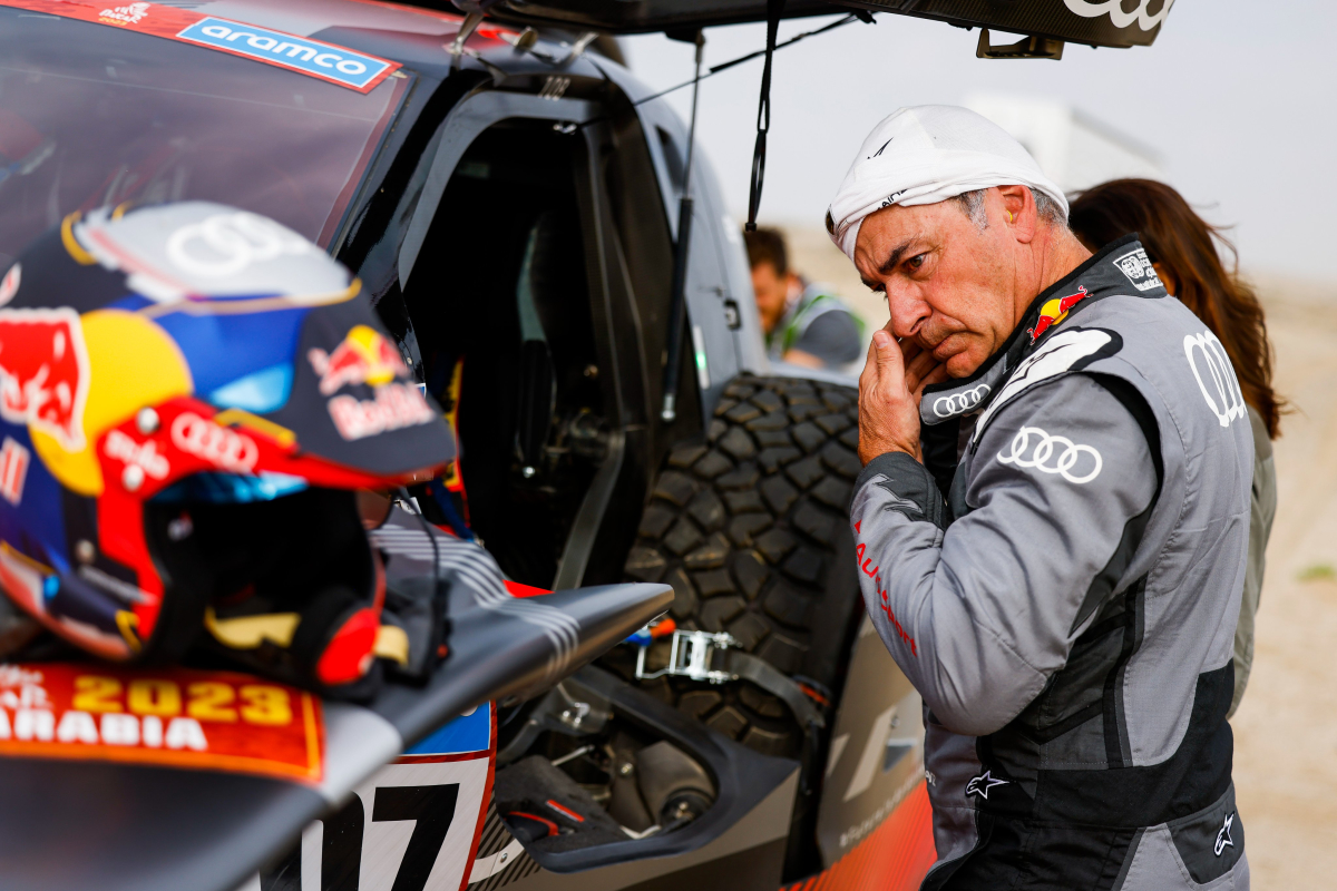 Carlos Sainz Sr. rechaza ayuda médica y sigue corriendo en el Dakar