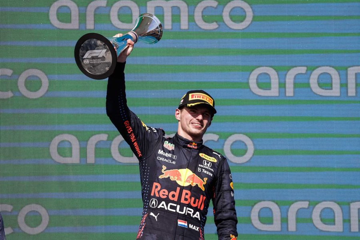 Verstappen heeft Pole Position Award binnen: dominante Hamilton definitief verslagen