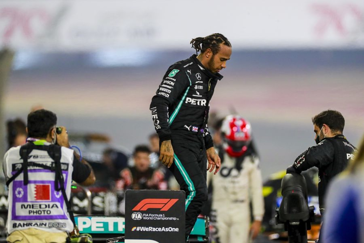 Hamilton over crash Grosjean: "Zo dankbaar dat de halo heeft gewerkt"