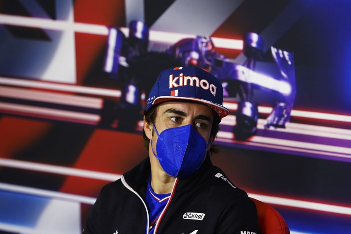 Alonso is klaar met vragen over zijn leeftijd: 'Ik scheer me wel, dan stoppen jullie'