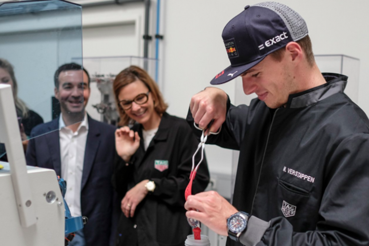 Max Verstappen krijgt gepersonaliseerd horloge van sponsor
