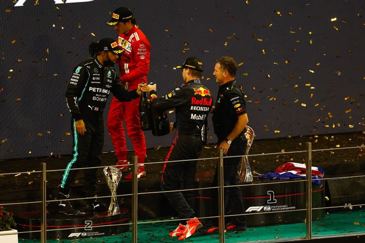 Sainz relativeert prestaties Hamilton en Verstappen: "Wie de auto krijgt, wordt kampioen"