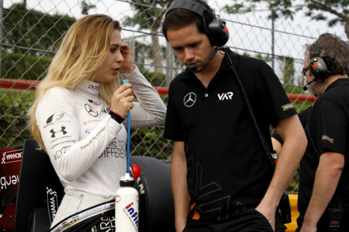 Sophia Flörsch gelijk sterk tijdens eerste dag in raceauto sinds horrorcrash