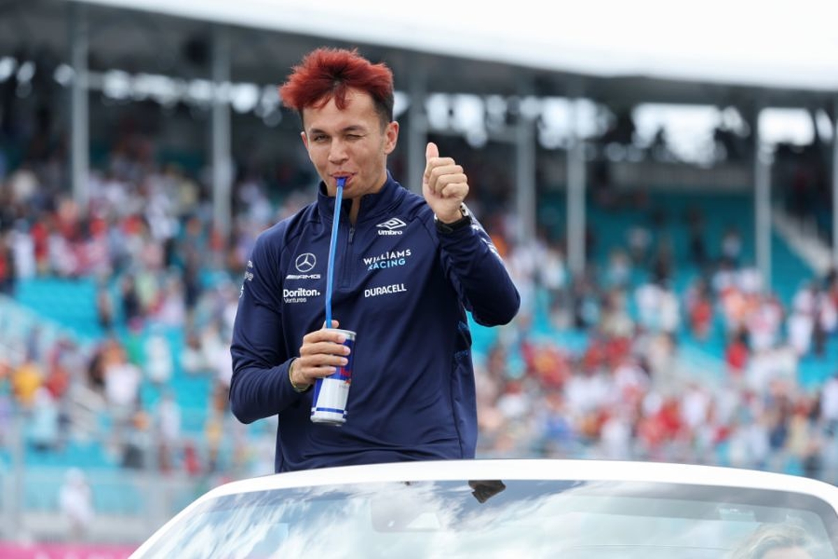 Albon over 'relaxte' Verstappen: "Speelt gewoon FIFA vlak voor de kwalificatie"