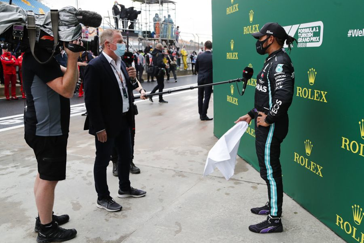 Hamilton maakt zich geen zorgen over motorproblemen Mercedes: 'Dat is niet aan mij'