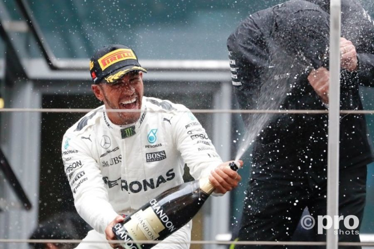 Lewis Hamilton over half natte baan: "Het was erg lastig in het begin"