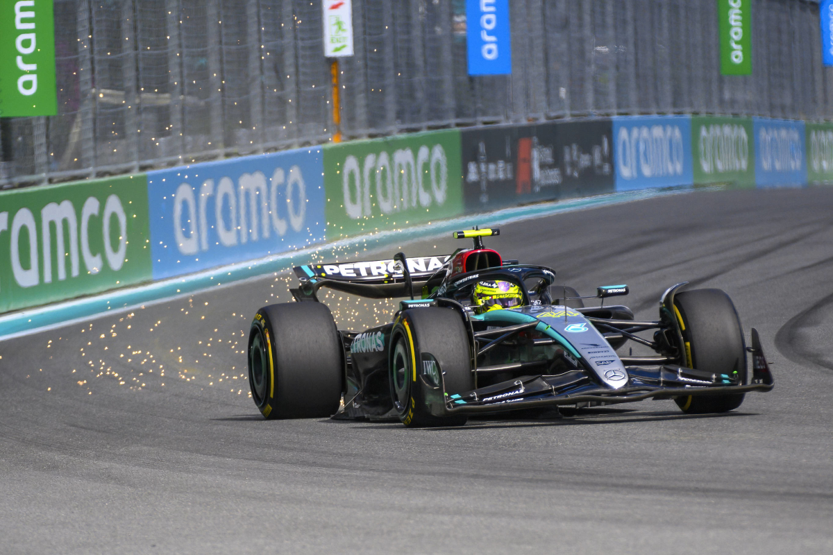 Hamilton krijgt forse straf voor te hard rijden in de pitstraat en verliest punt
