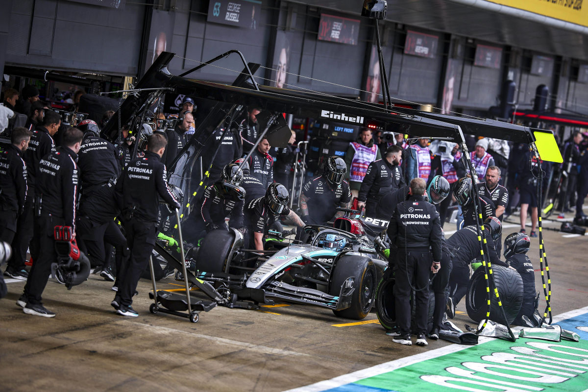 Mercedes se lleva una complicada FP3; Checo, 8º