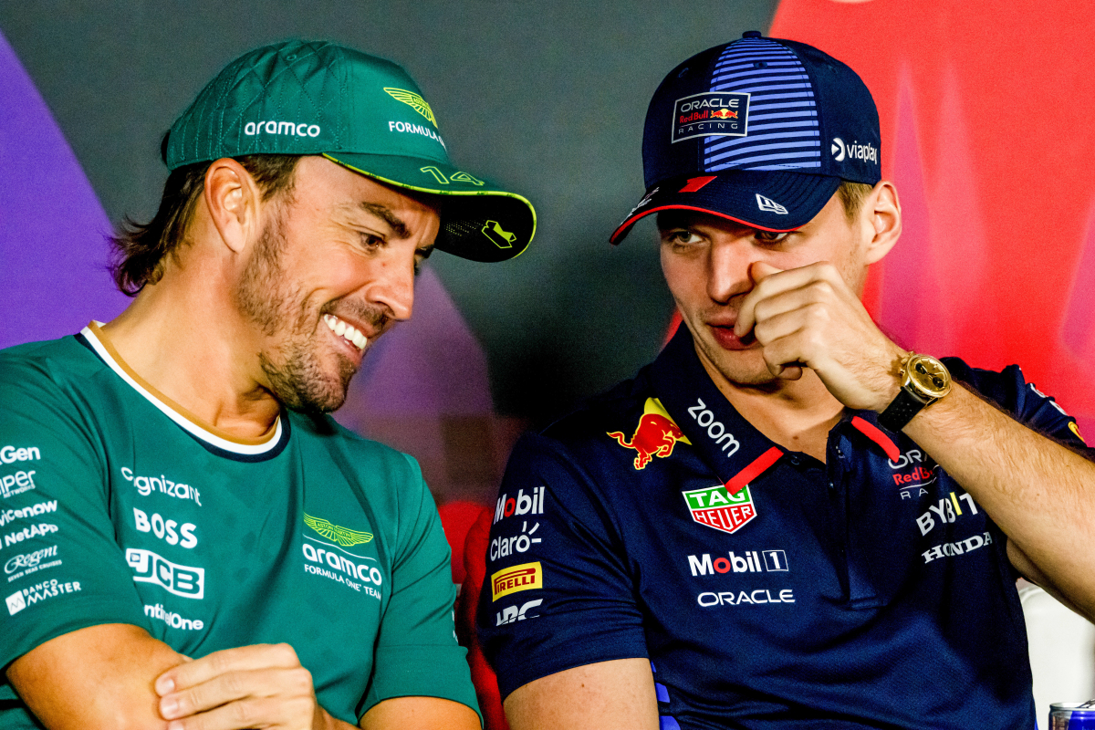 Alonso ziet Verstappen niet vertrekken bij Red Bull Racing: "Dat is gewoon mijn gevoel"