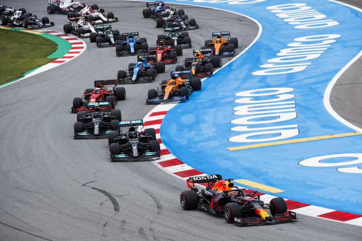 Hamilton liet ruimte voor Verstappen in bocht 1: "Geen sprint, maar een marathon"