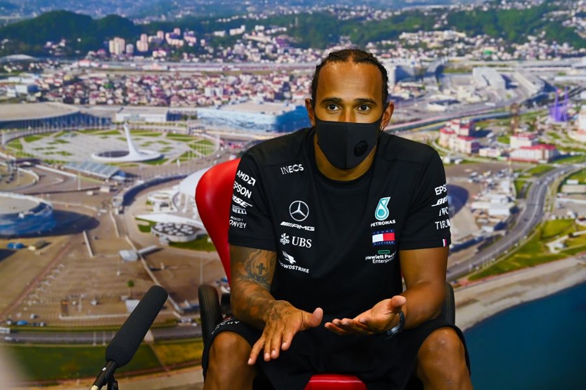 Hamilton: "FIA verandert regels om het racen spannender te maken"