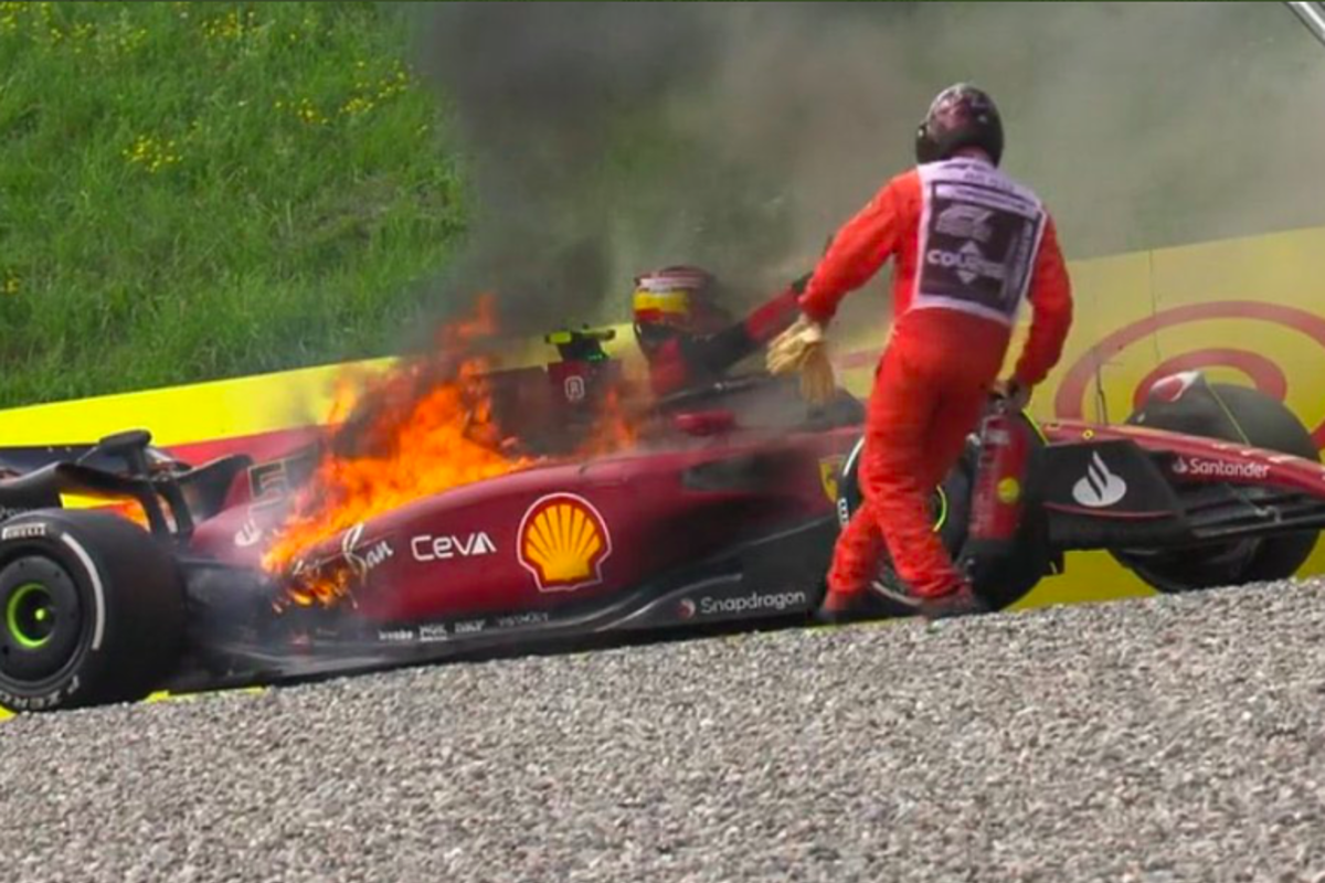 Carlos Sainz y el Marshall que lo abandonó con su auto en llamas