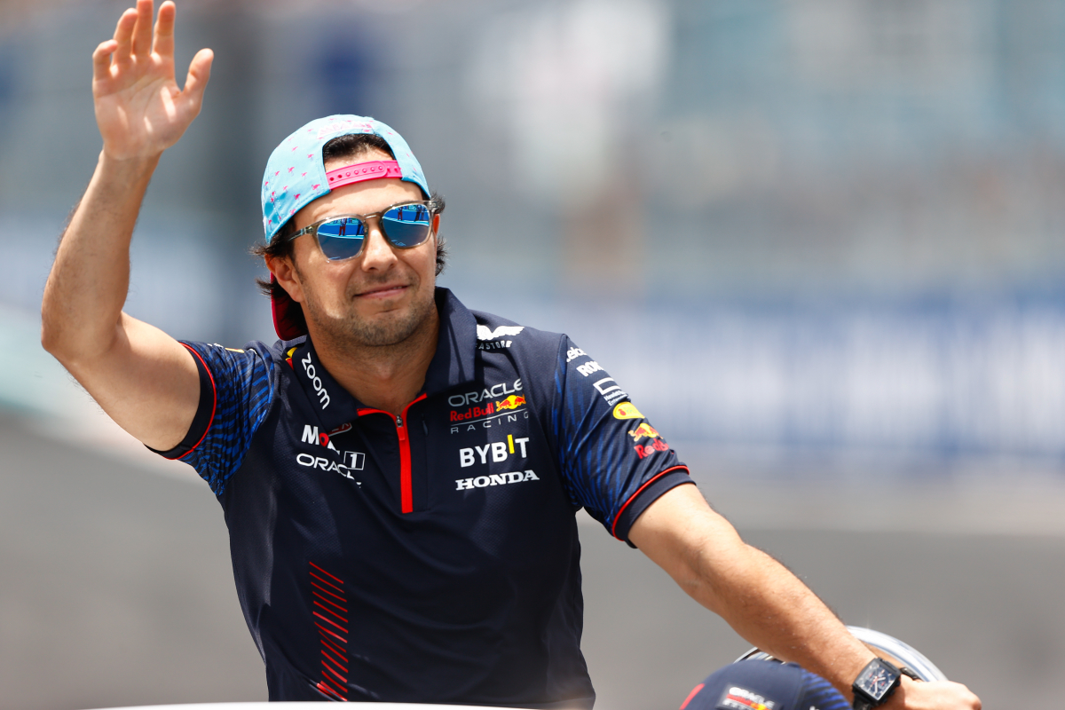 FIA podría multar a Checo Pérez por llegar tarde a presentación de pilotos