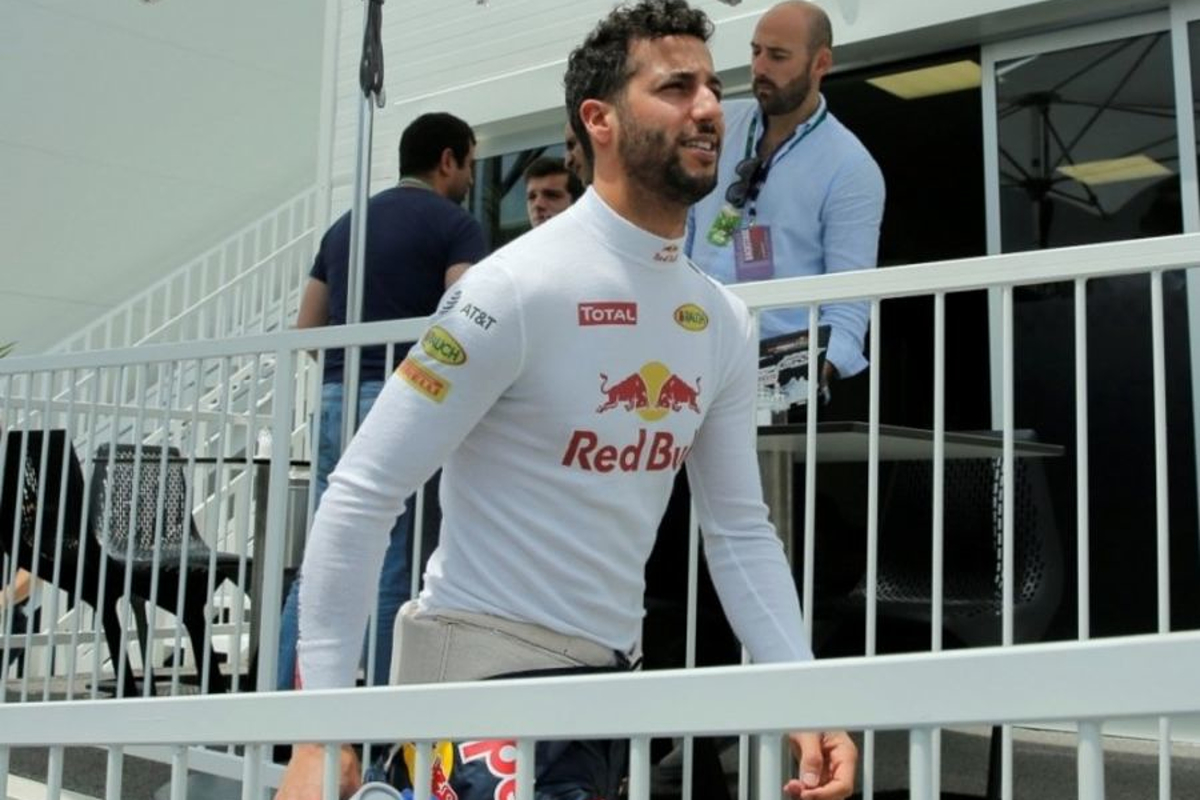 Red Bull-coureur Ricciardo gaat de strijd aan met rugbyteam