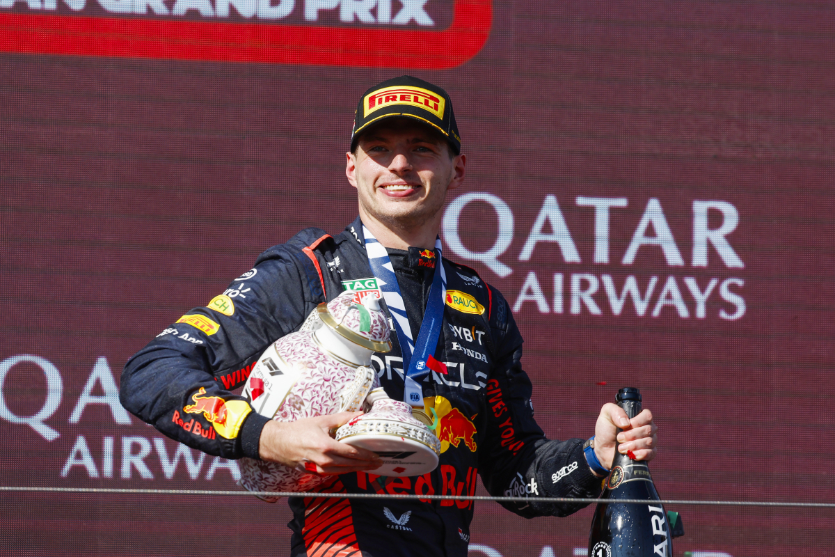 Verstappen ontvangt eindelijk nieuwe winnaarsbeker van Hongaarse Grand Prix