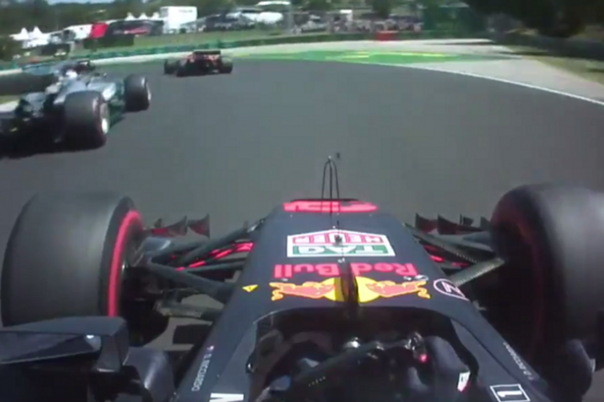 VIDEO: Verstappen tikt Ricciardo van de baan, krijgt penalty