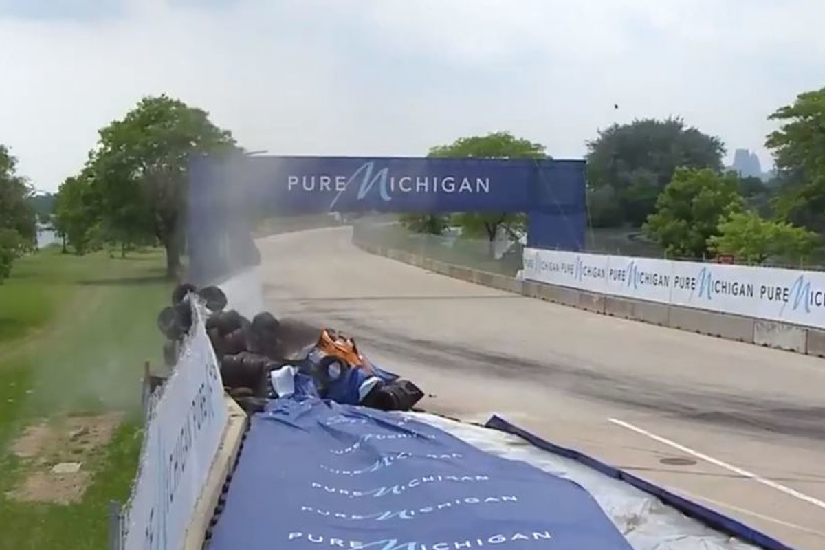 VIDEO: IndyCar-coureur Rosenqvist kan niet meer remmen en maakt harde klapper