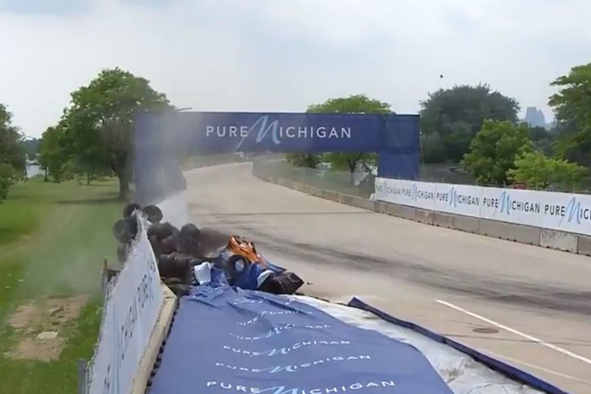 Felix Rosenqvist komt op volle snelheid in de bandenstapel terecht.