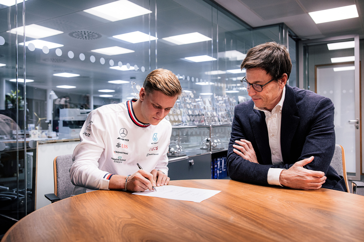 Mercedes heeft nieuws en kondigt Schumacher aan als reservecoureur