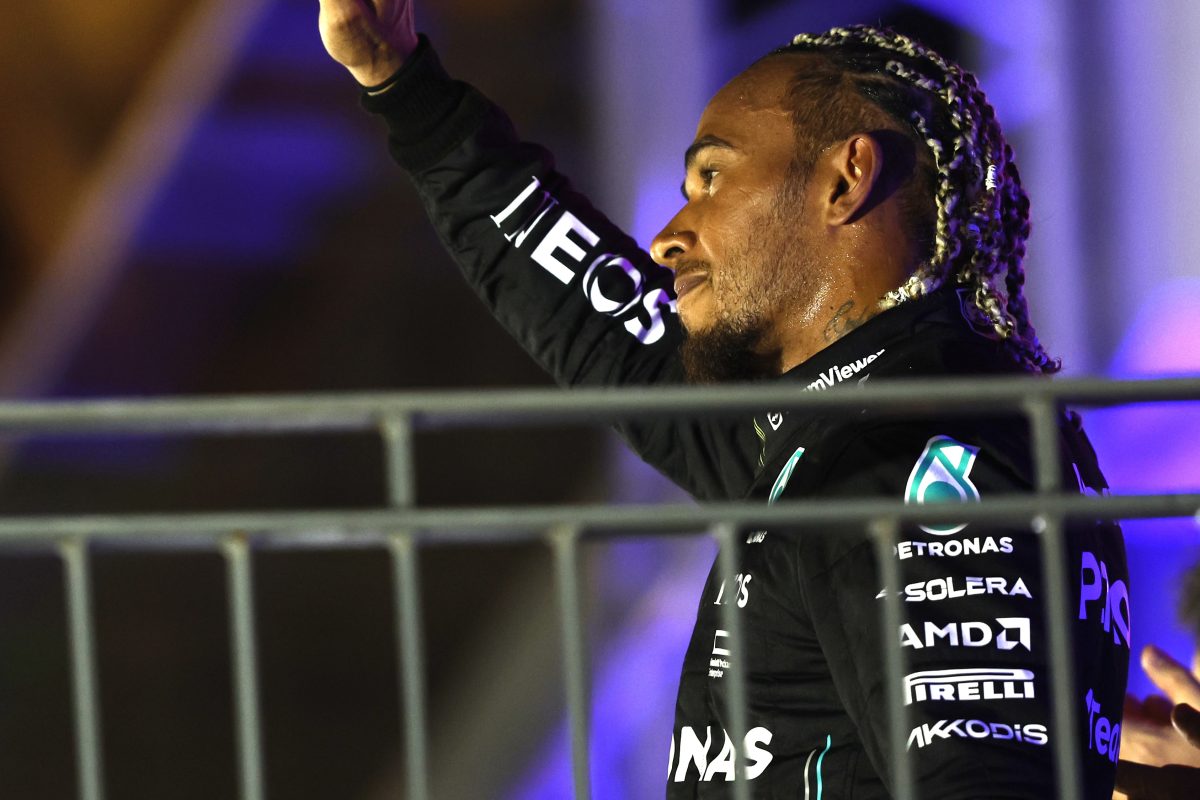 Hamilton kritisch op Mercedes in Singapore: "Dát maakte het erg lastig"