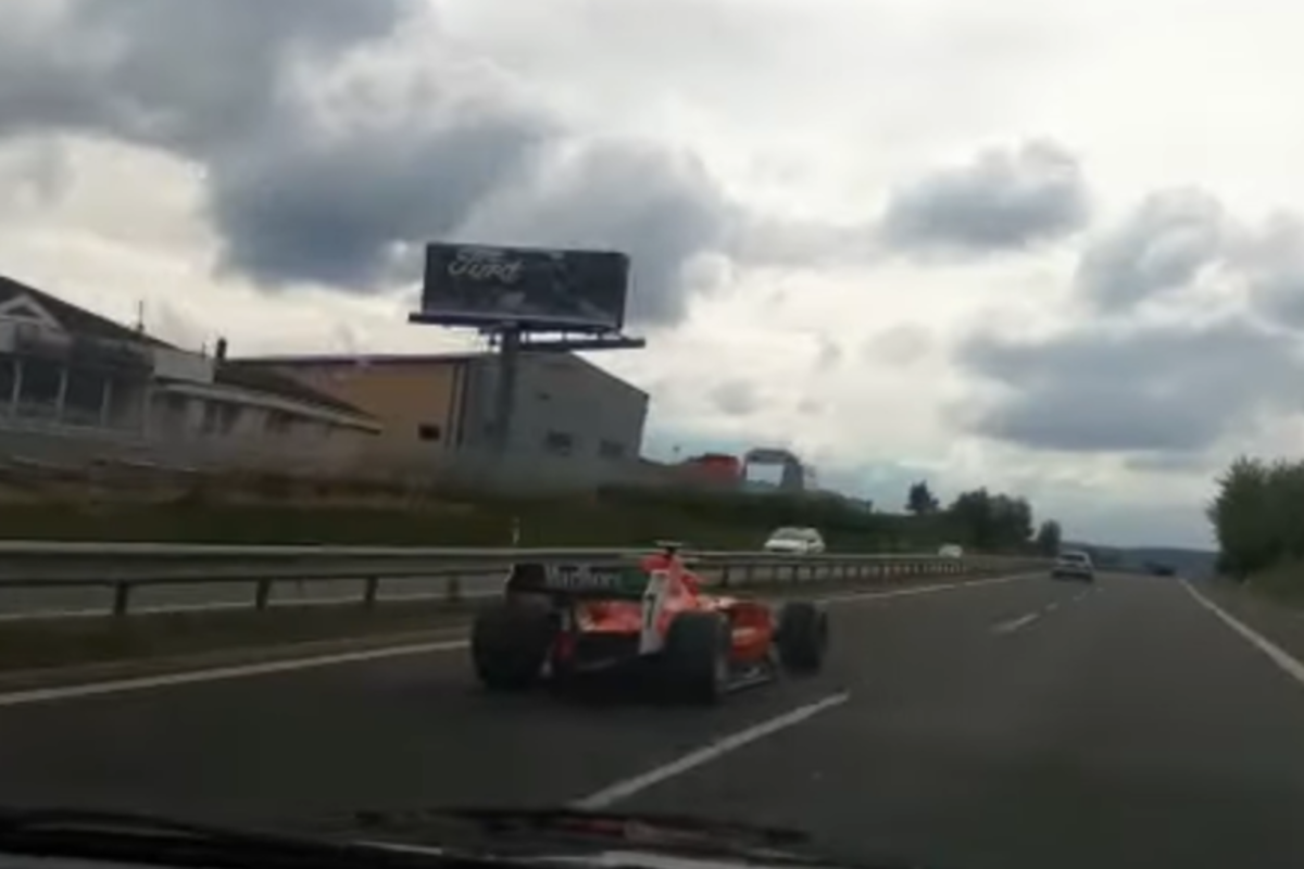 VIDEO: HAHA! 'Räikkönen' gespot op de snelweg!
