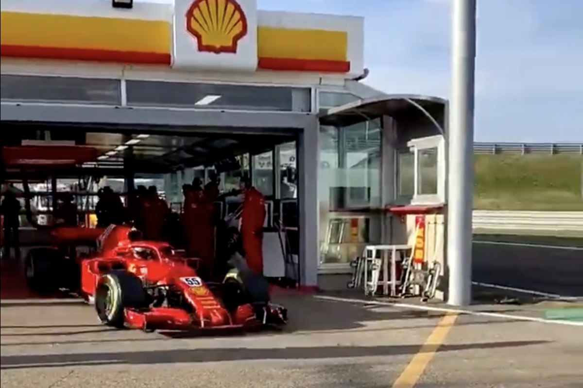 Bijzondere beelden uit Italië: Carlos Sainz maakt officiële Ferrari-debuut