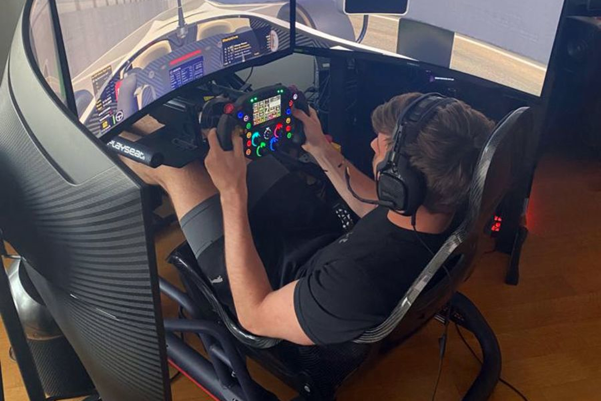 Dit is de peperdure simrace set-up van Max Verstappen van 35.000 dollar