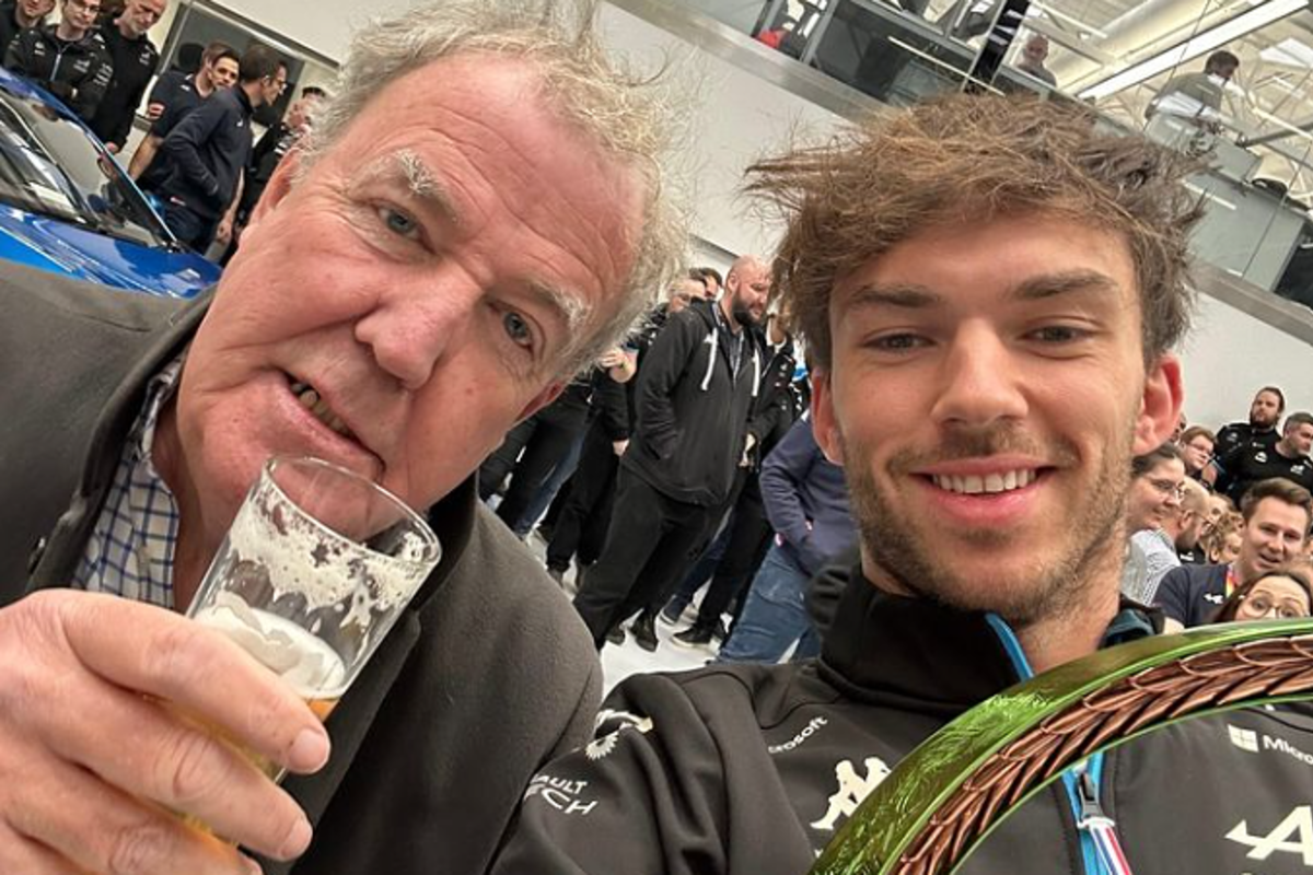 Jeremy Clarkson gaat opnieuw langs bij Alpine en trakteert op bier