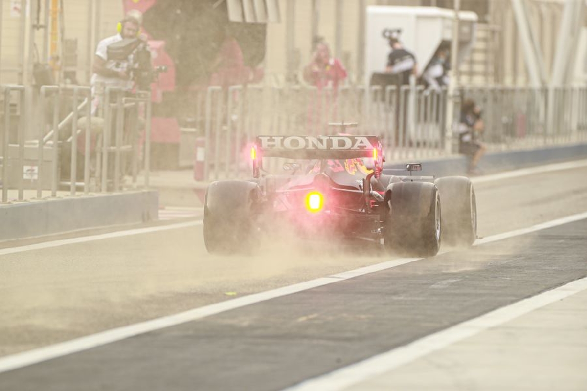 Verstappen leaves a trace of sand with his red bull