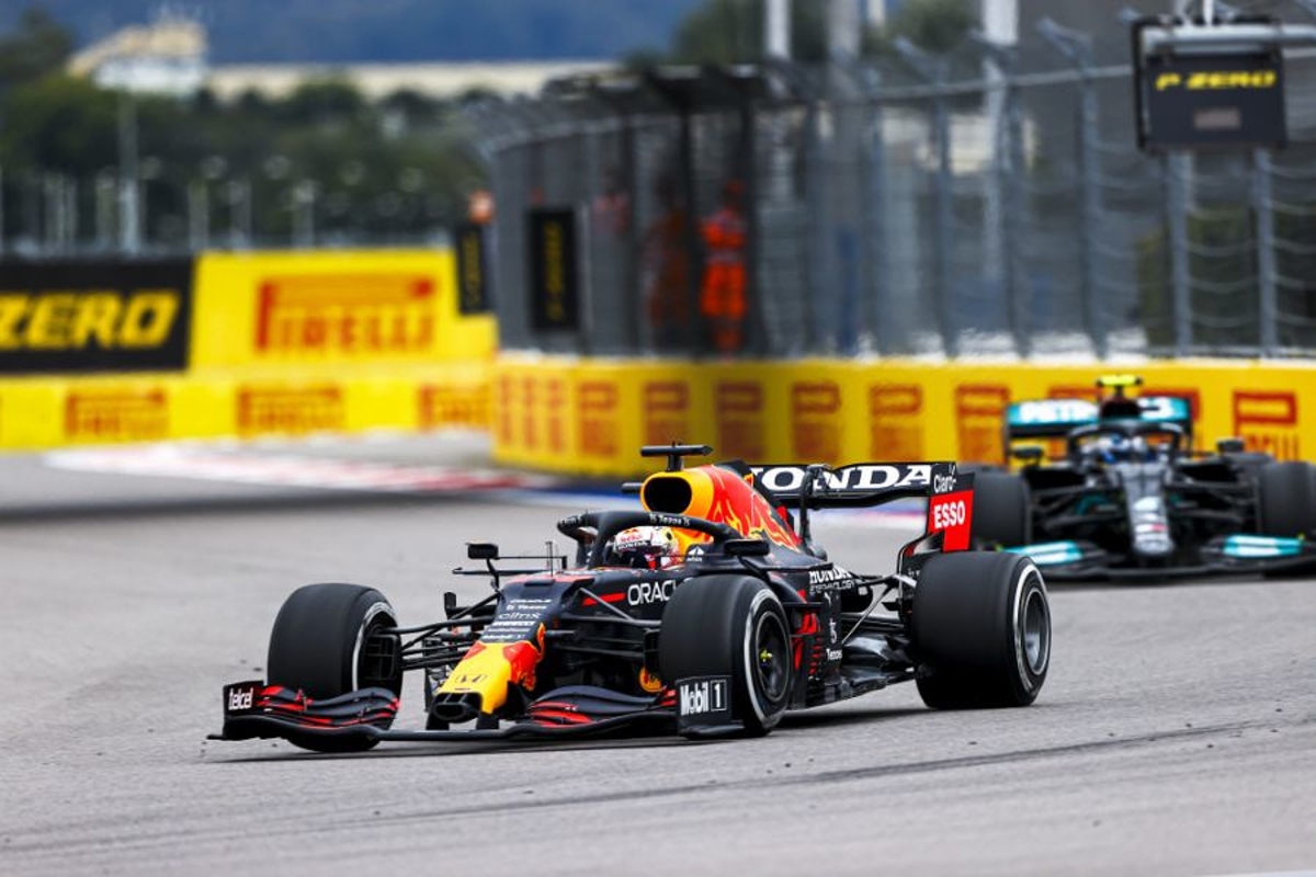 Grand Prix Rusland: Hamilton wint, Verstappen op P2 na chaotische slotfase