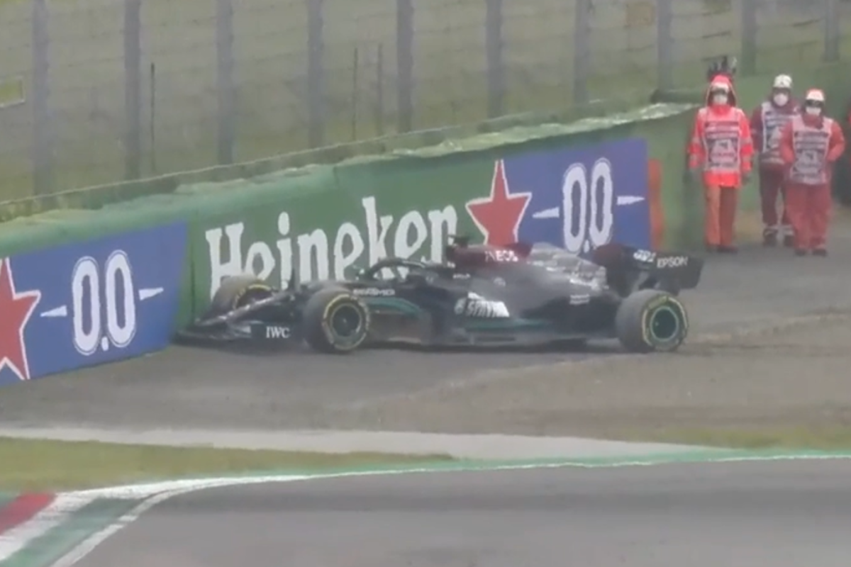 VIDEO: Hamilton crasht, zet de deur open voor Verstappen