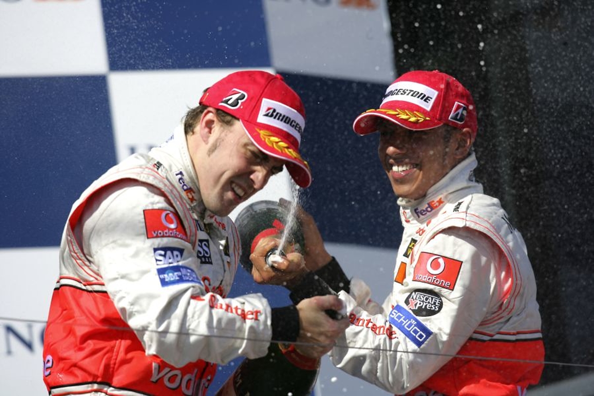Alonso was niet blij met komst Hamilton in 2007: "Dat Lewis hem uit kon dagen, raakte hem"