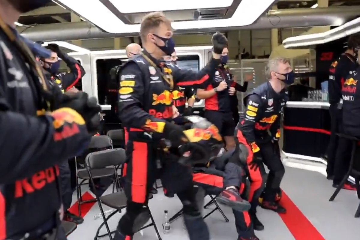 VIDEO: Red Bull-garage ontploft na lekke band voor Lewis Hamilton