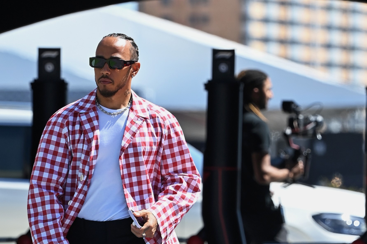 Hamilton legt uit wanneer hij stopt bij Mercedes: 'Ik blijf zo lang als ik het team vooruit help'