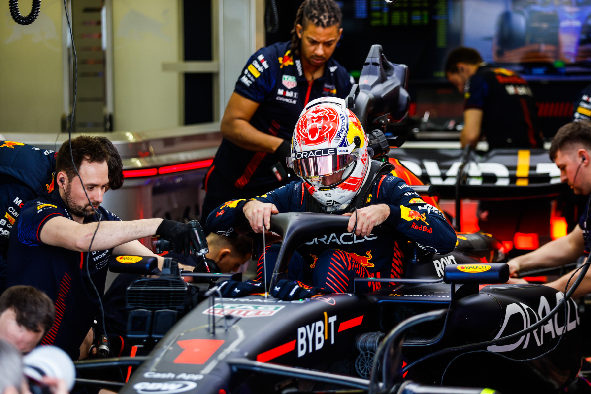 'Red Bull-engineers druk in de weer om auto's Verstappen én Pérez startklaar te krijgen'