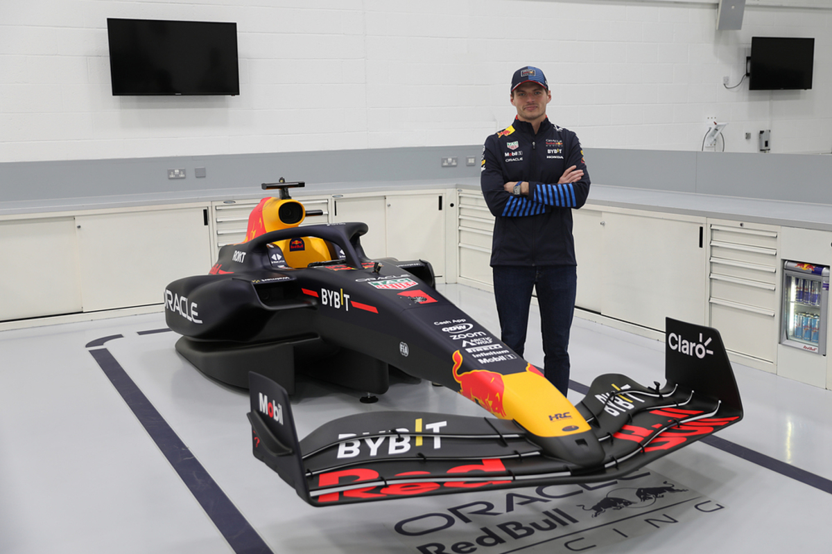 Simulator met handtekening Verstappen levert ruim een ton op voor goede doel