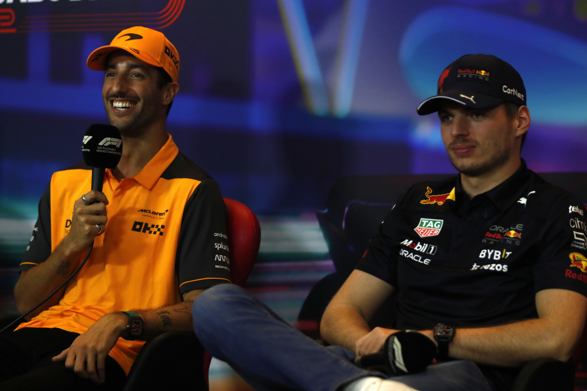 Ricciardo en Verstappen dollen op persconferentie: "Jij gaat toch niet stoppen?"