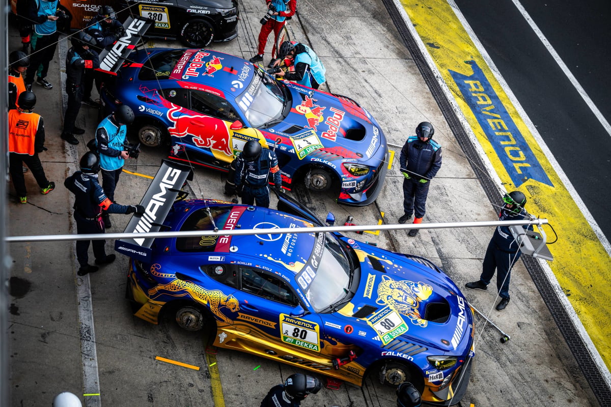 Verstappen and Ravenol cars together