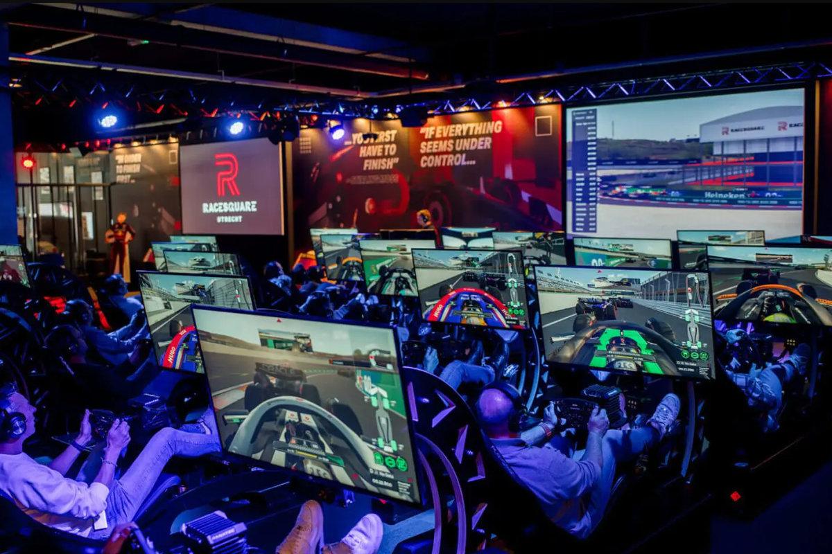 Onbeperkt simracen én de GP op Silverstone kijken op groot scherm: bestel nu je kaarten!