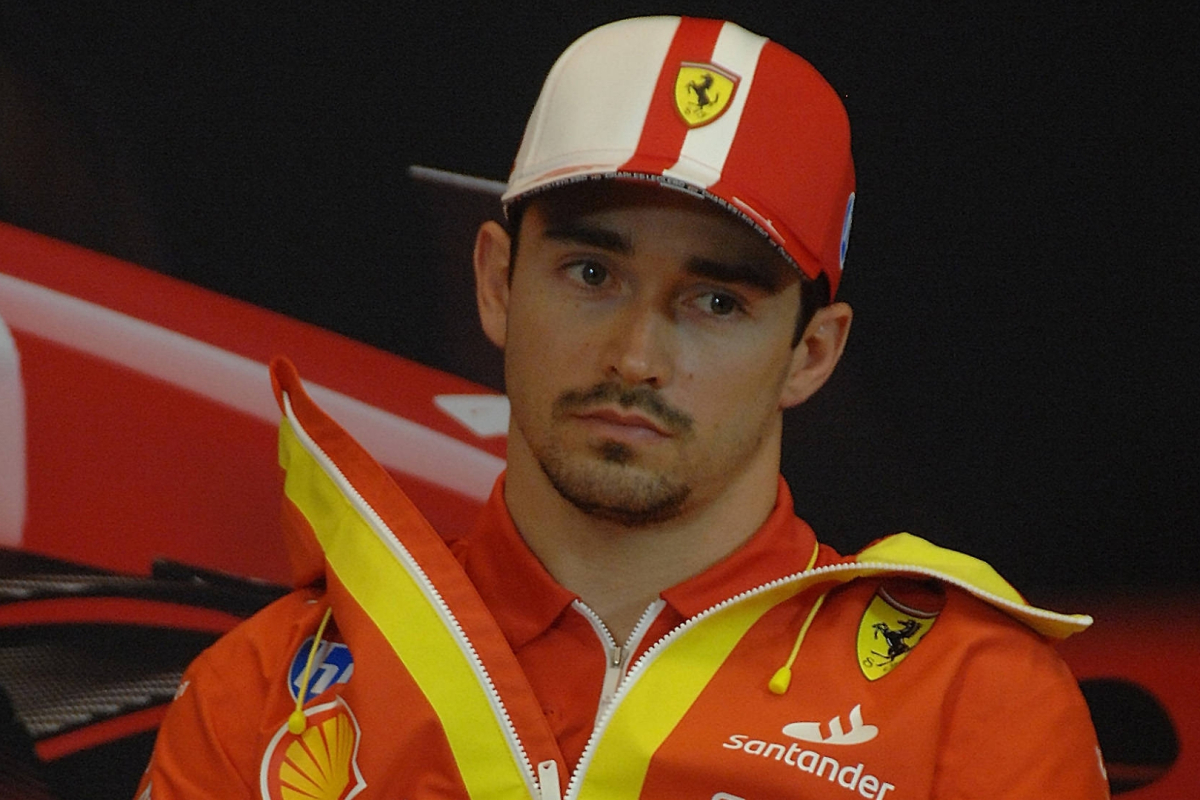 Leclerc levert speciale Bianchi-helm uit Japan aan dolgelukkige vader van Jules | F1 Shorts